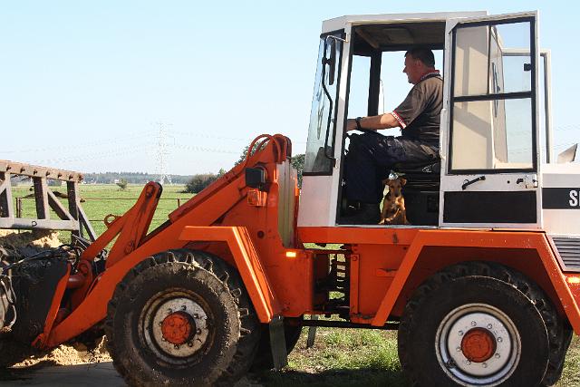 7024 001.jpg - Ook op de shovel rijdt Kimba graag mee.